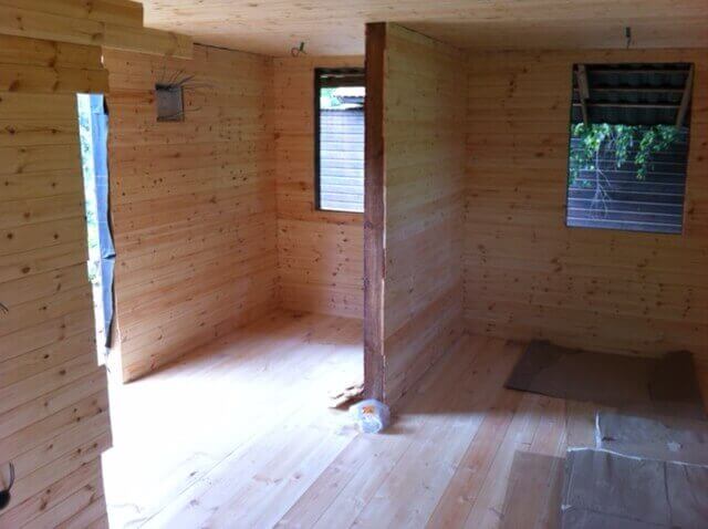 בניית משרד בחצר